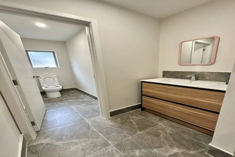 Photo of property in 17c Balmain Road, Birkenhead, Auckland, 0626