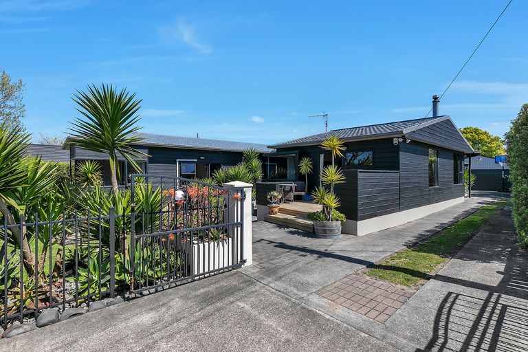 Photo of property in 17 Matua Road, Huapai, Kumeu, 0810