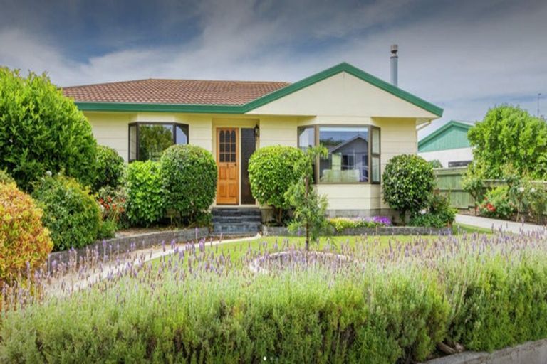 Photo of property in 9 Deakin Place, Clive, 4102