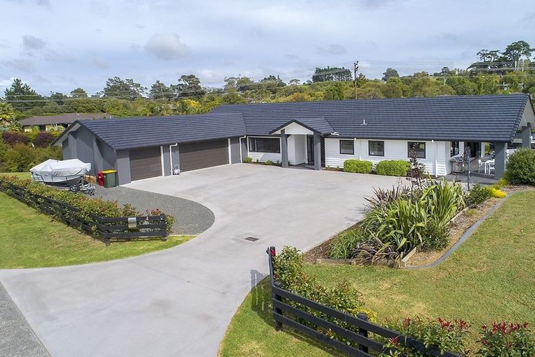 Photo of property in 4 Loretta Place, Red Beach, 0932