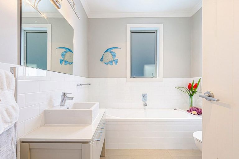 Photo of property in 18 Panorama Heights, Orewa, 0931