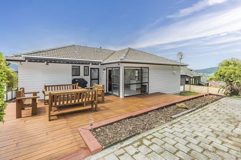 Photo of property in 16 Ordley Grove, Tawa, Wellington, 5028