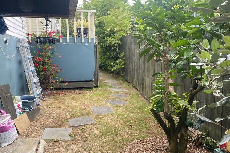 Photo of property in 1/35 Kaipatiki Road, Glenfield, Auckland, 0629