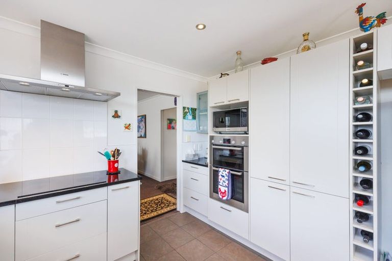 Photo of property in 27 Ruapehu Drive, Fitzherbert, Palmerston North, 4410