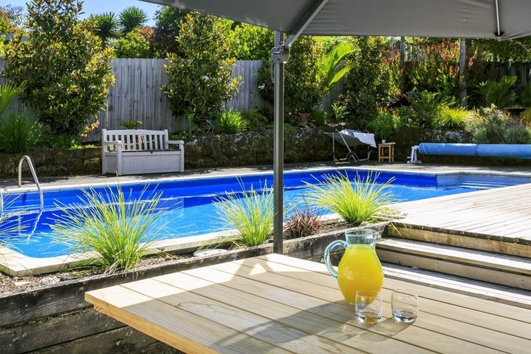 Photo of property in 4 King Richard Place, Browns Bay, Auckland, 0630