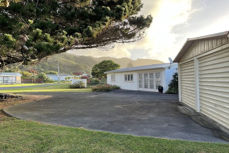 Photo of property in 21 Centreway Road, Port Waikato, 2695