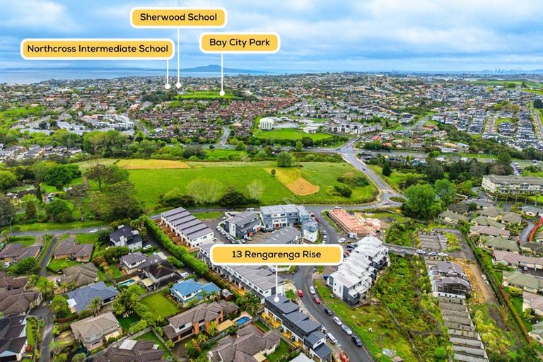Photo of property in 13 Rengarenga Rise, Fairview Heights, Auckland, 0632