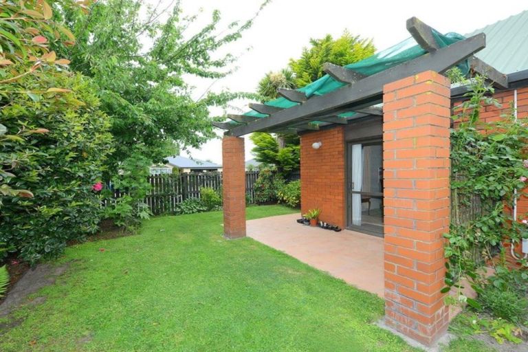 Photo of property in 2 Harkness Place, Avonhead, Christchurch, 8042