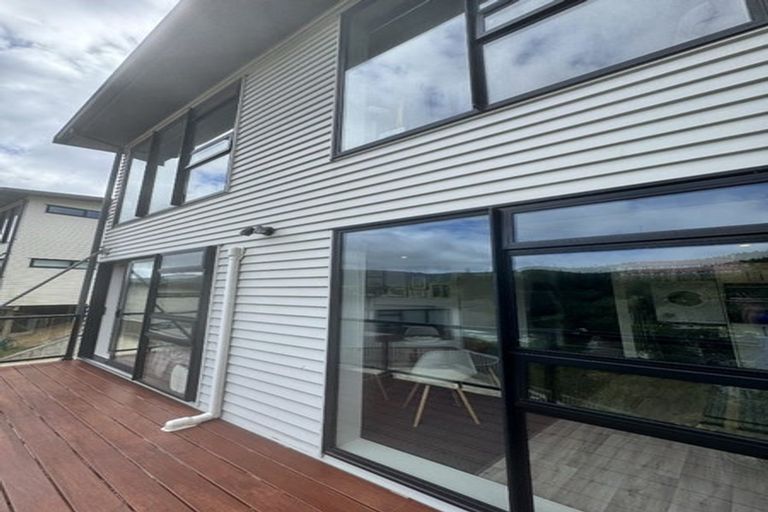 Photo of property in 5 Ara Patukawenga, Tawa, Wellington, 5028