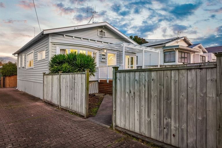 Photo of property in 1/23 Brandon Road, Glen Eden, Auckland, 0602