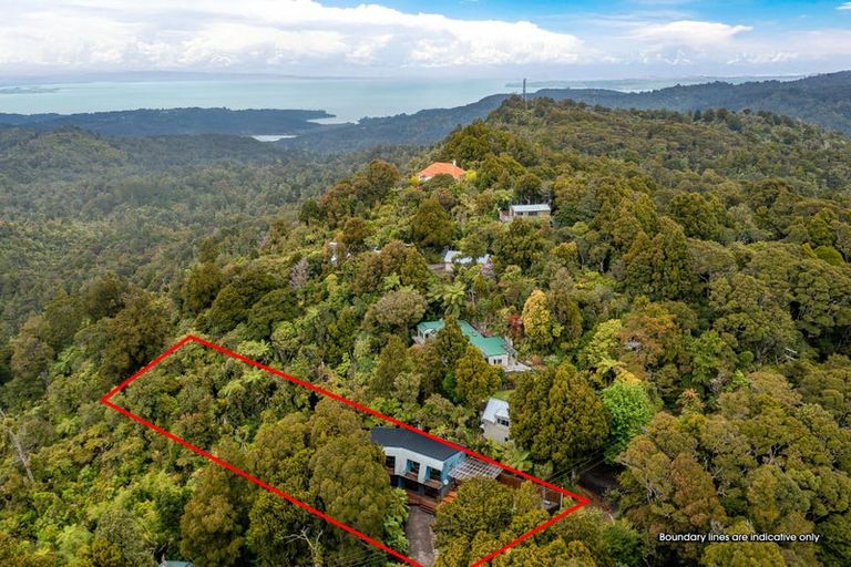 Photo of property in 33 Quinns Road, Waiatarua, Auckland, 0612