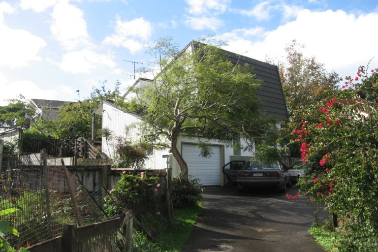 Photo of property in 2/18 Cairngorm Place, Highland Park, Auckland, 2010