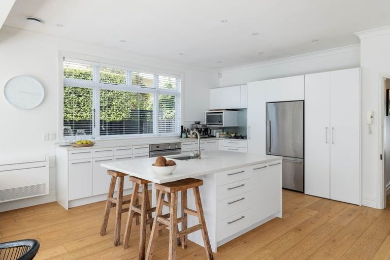 Photo of property in 33 Hawkesbury Avenue, St Albans, Christchurch, 8014