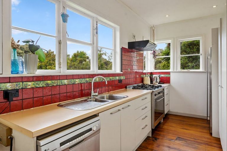 Photo of property in 2 Slater Road, South Head, Helensville, 0874