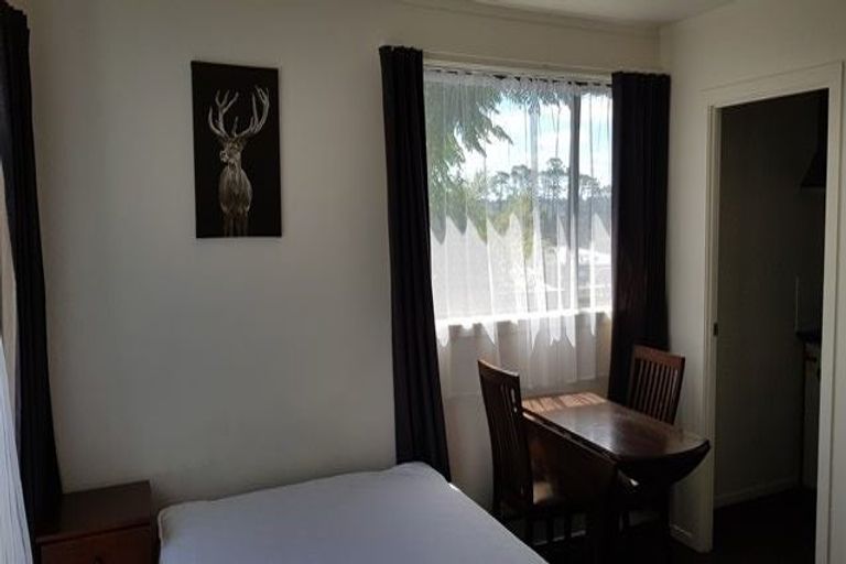 Photo of property in 8c Schnapper Rock Road, Schnapper Rock, Auckland, 0632