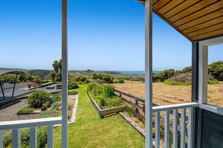 Photo of property in 154 Te Kanae Road, South Head, Helensville, 0874