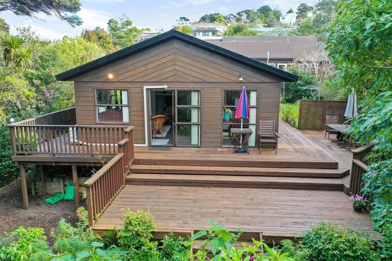Photo of property in 18 Valecrest Place, Bayview, Auckland, 0629