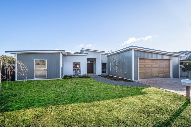 Photo of property in 6 Holcombe Drive, Paraparaumu, 5032