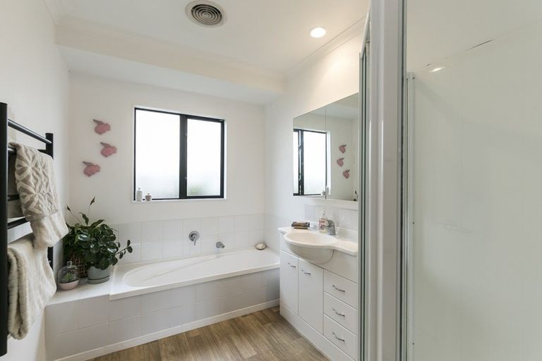 Photo of property in 19 Erlestoke Crescent, Churton Park, Wellington, 6037