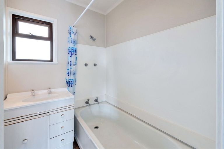 Photo of property in 2/115 Mcleod Road, Te Atatu South, Auckland, 0610