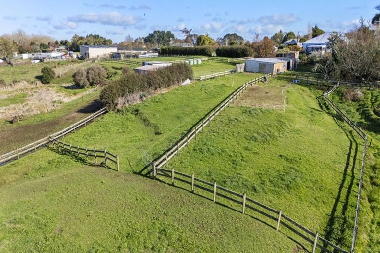 Photo of property in 16 Castle Street, Eltham, 4322