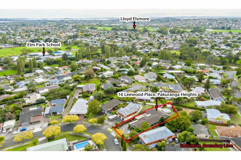 Photo of property in 16 Leewood Place, Pakuranga Heights, Auckland, 2010