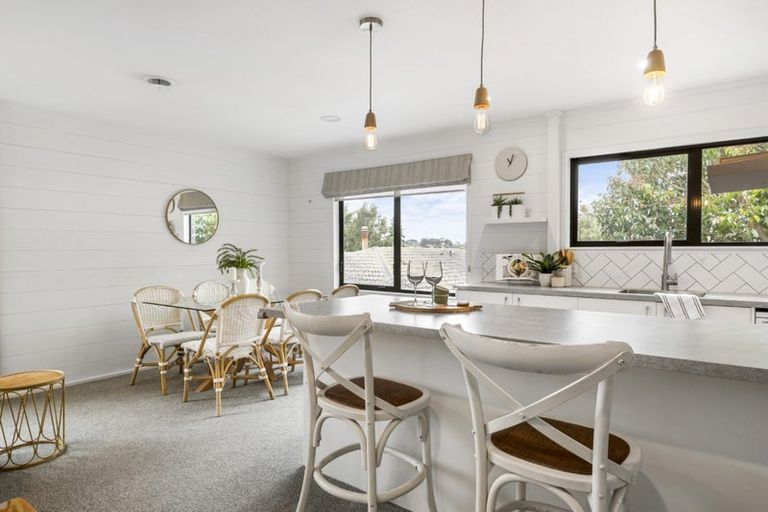 Photo of property in 2/21 Tahu Crescent, Sunnynook, Auckland, 0620