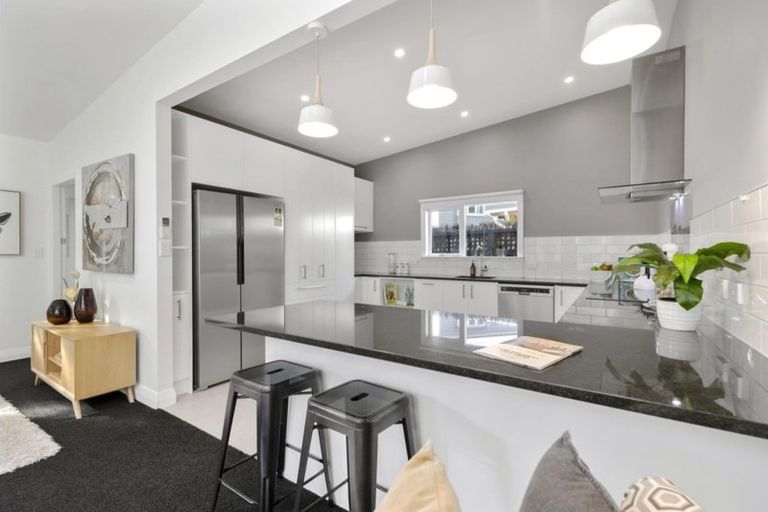 Photo of property in 203 Sutherland Road, Lyall Bay, Wellington, 6022