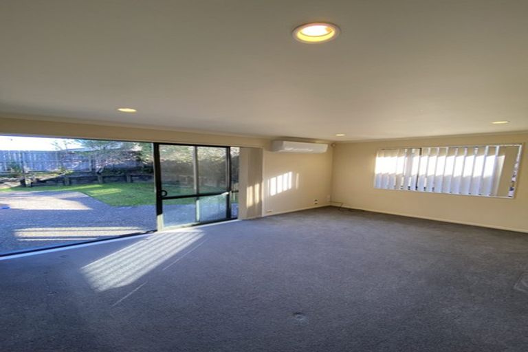 Photo of property in 6 Marbella Crescent, Oteha, Auckland, 0632