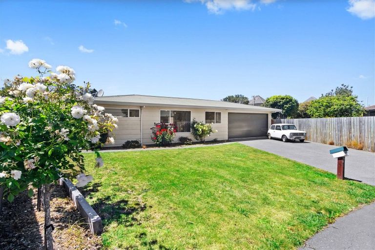 Photo of property in 16 Kruse Place, Redwood, Christchurch, 8051