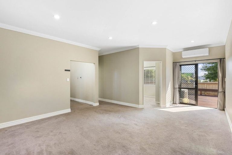 Photo of property in 30 Scarlet Oak Drive, Schnapper Rock, Auckland, 0632