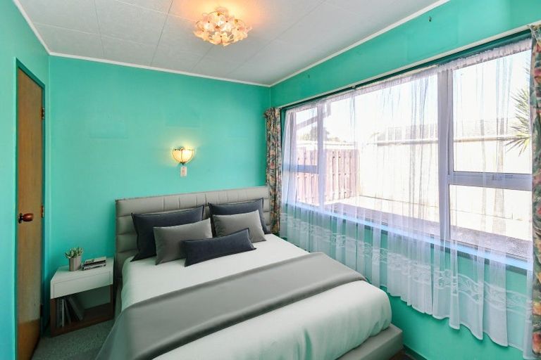 Photo of property in 2/16 Gibbons Road, Weymouth, Auckland, 2103