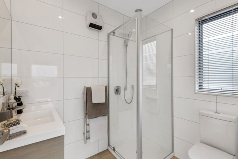 Photo of property in 16 Pepene Avenue, Takanini, 2112