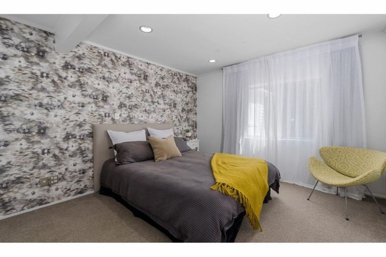 Photo of property in 1/33 Braemar Road, Rothesay Bay, Auckland, 0630