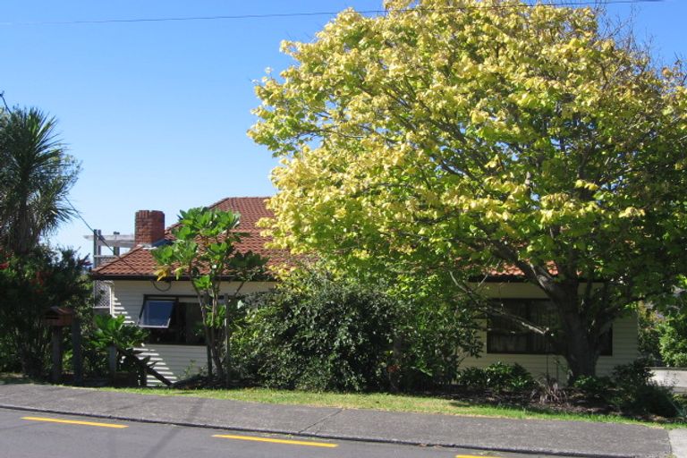 Photo of property in 4 Currey Crescent, Milford, Auckland, 0620