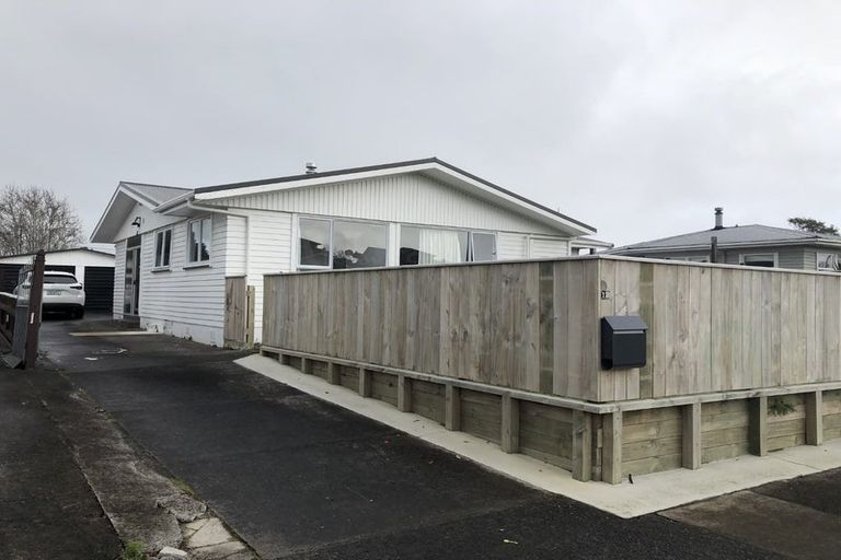 Photo of property in 12 Riversdale Drive, Merrilands, New Plymouth, 4312