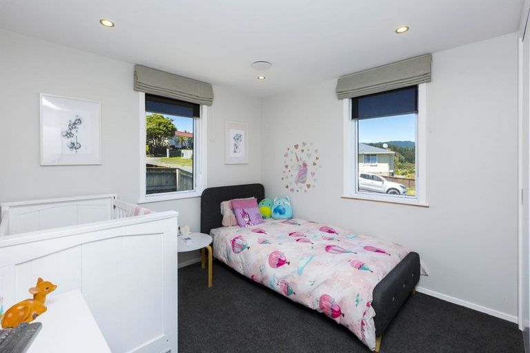 Photo of property in 11 Mount Marua Drive, Timberlea, Upper Hutt, 5018