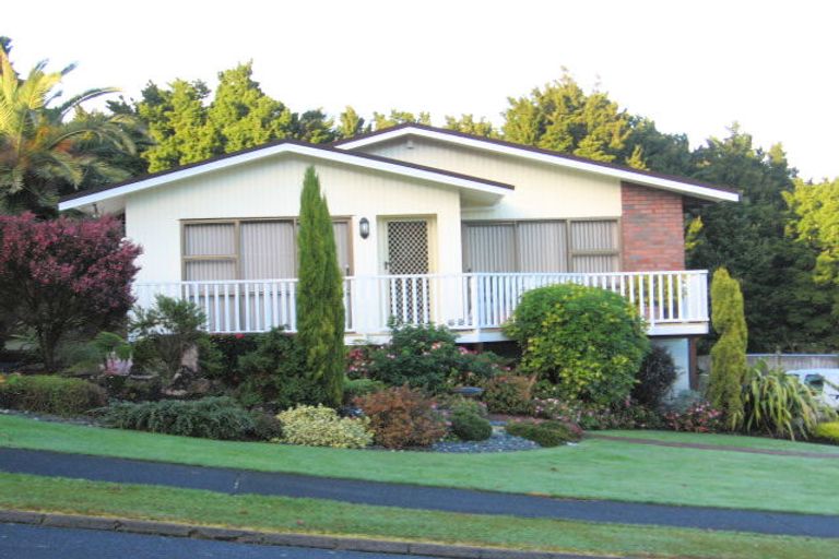 Photo of property in 11 Elsted Place, Goodwood Heights, Auckland, 2105