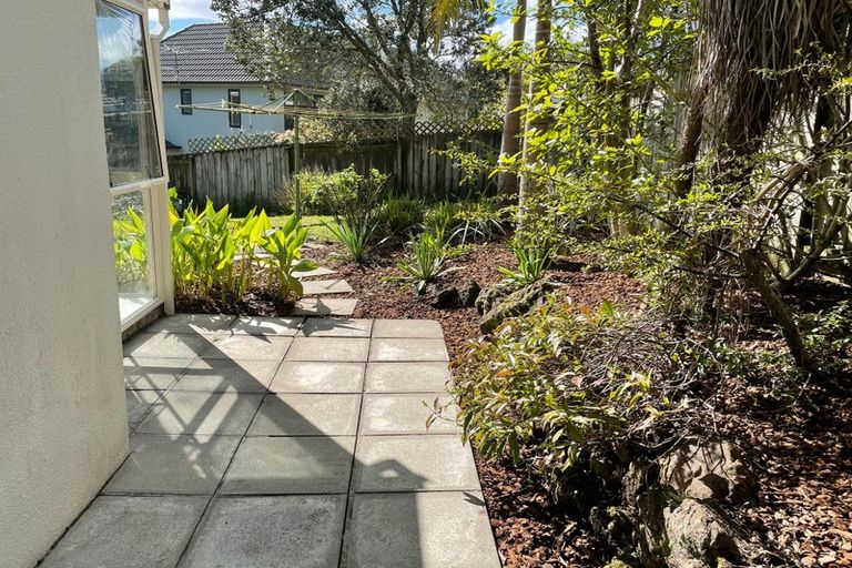 Photo of property in 12 Mandeville Place, Unsworth Heights, Auckland, 0632
