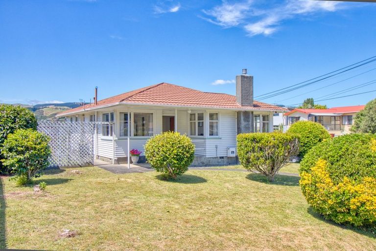 Photo of property in 20 Franklyn Road, Tawa, Wellington, 5028