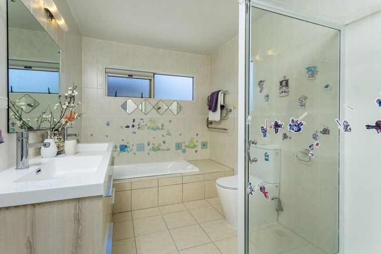 Photo of property in 78 Medallion Drive, Oteha, Auckland, 0632