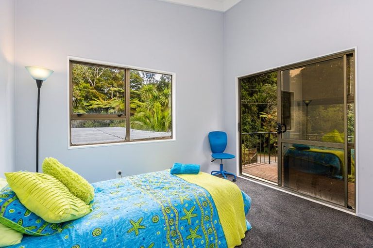 Photo of property in 33 Quinns Road, Waiatarua, Auckland, 0612