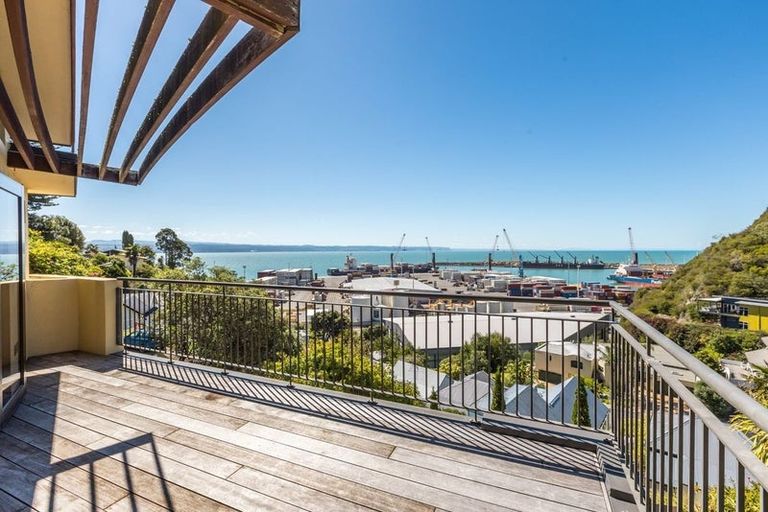 Photo of property in 4 Karaka Road, Bluff Hill, Napier, 4110