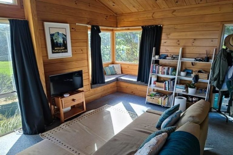 Photo of property in 43 Houghton Bay Road, Houghton Bay, Wellington, 6023