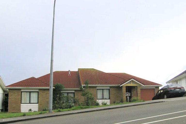Photo of property in 90 Stewart Drive, Newlands, Wellington, 6037