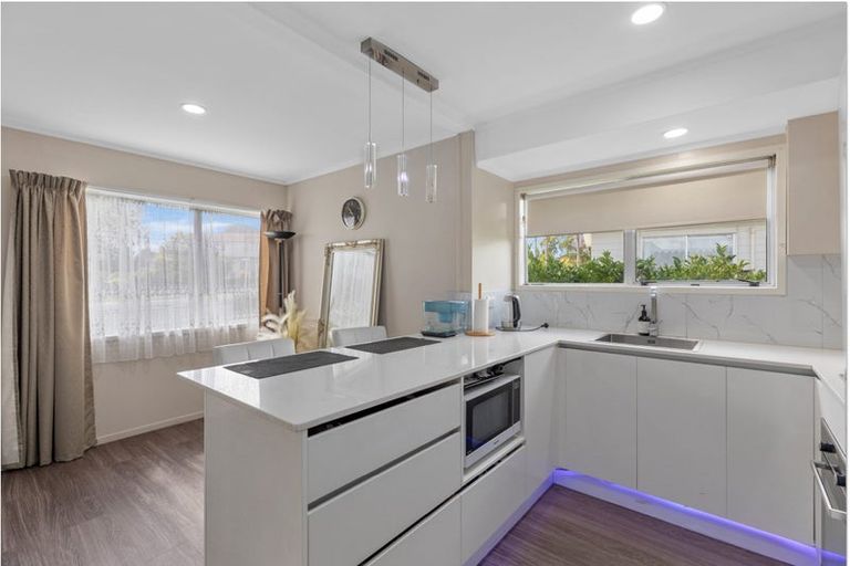 Photo of property in 303 Roscommon Road, Clendon Park, Auckland, 2103