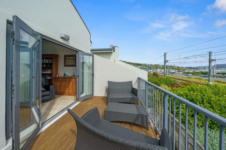 Photo of property in 8 Marina View, Paremata, Porirua, 5026