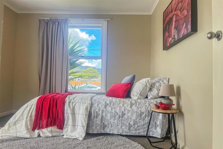 Photo of property in 4 Hollard Grove, Avalon, Lower Hutt, 5011