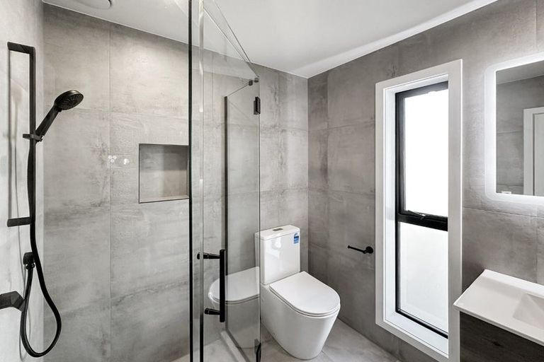 Photo of property in 2/8 Victoria Street, Ebdentown, Upper Hutt, 5018