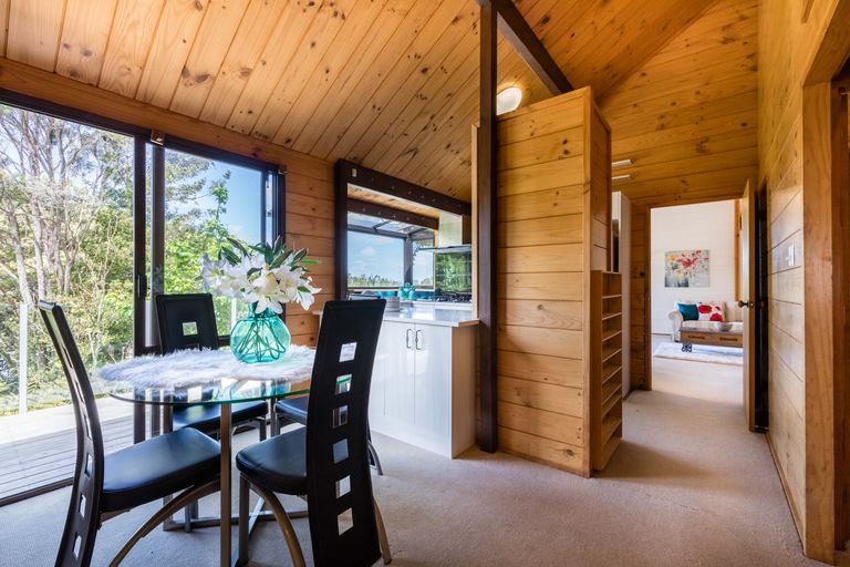 Photo of property in 52 Rauhuia Crescent, Parau, Auckland, 0604